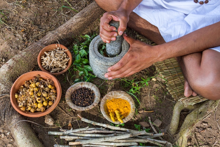 Comment les guérisseurs traditionnels en Afrique aident avec COVID-19